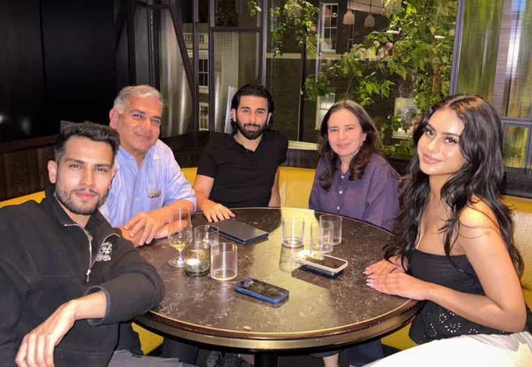 रूमर्ड बॉयफ्रेंड संग लंदन में दिखीं न्यासा देवगन!