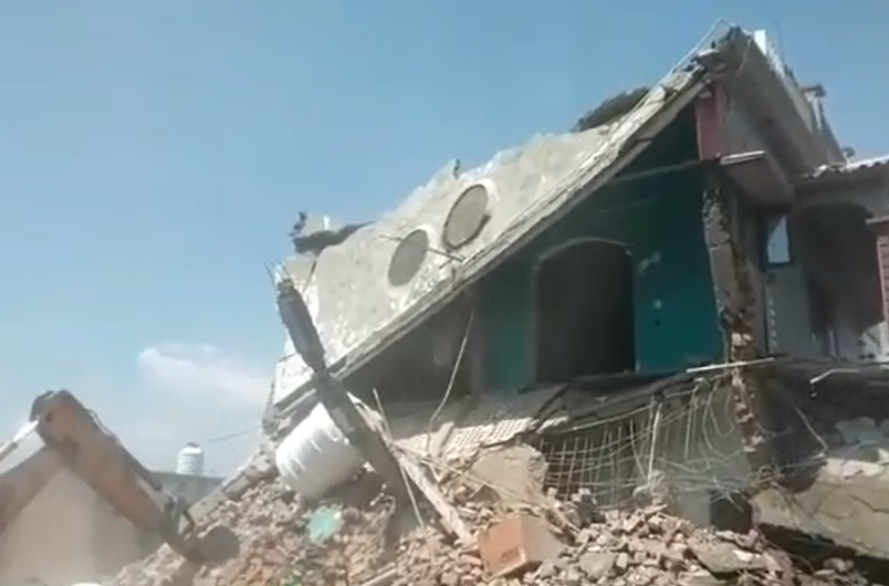 पुलिस ने किया गैंग लीडर का घर ध्वस्त