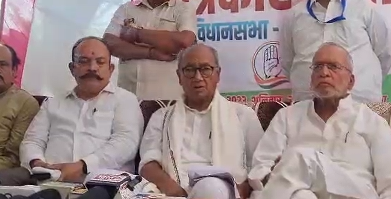 पूर्व मुख्यमंत्री दिग्विजय ने रेल हादसे में मंत्री से माँगा इस्तीफा 