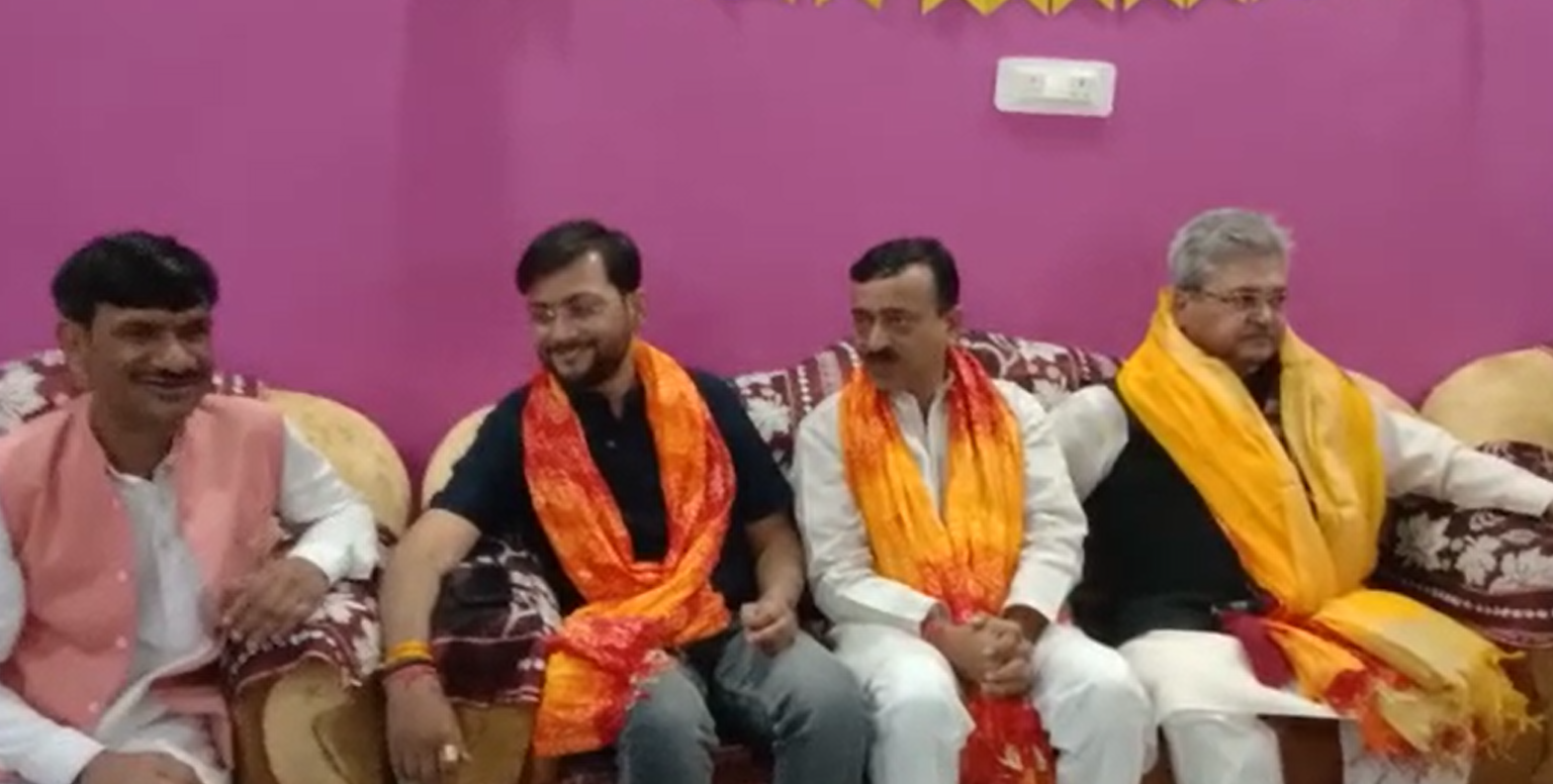 राहुल में मोदी को कहा नमूना तो बीजेपी भड़की