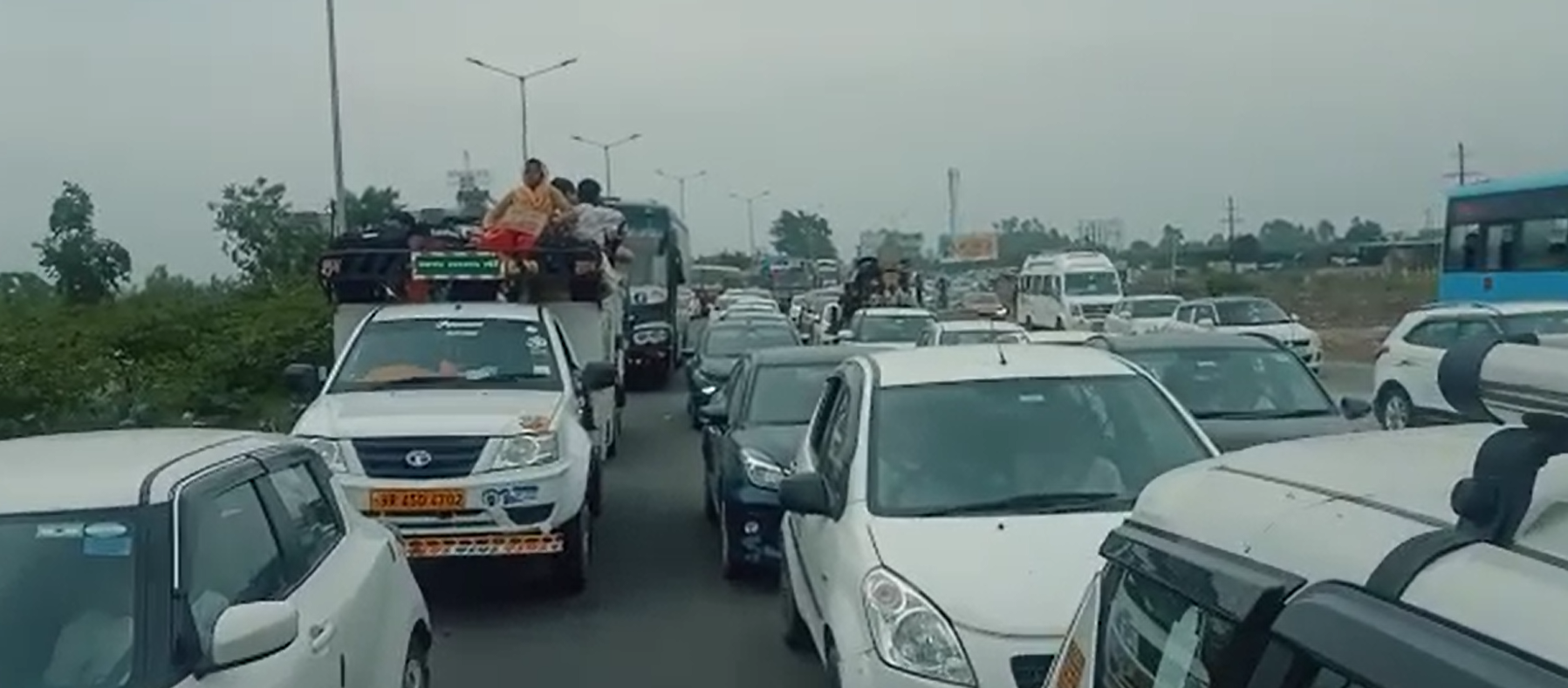 हरिद्वार की सड़कों पर लंबा जाम