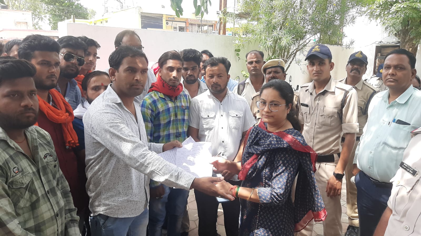 साक्षी मर्डर पर बजरंग दल ने सौंपा ज्ञापन