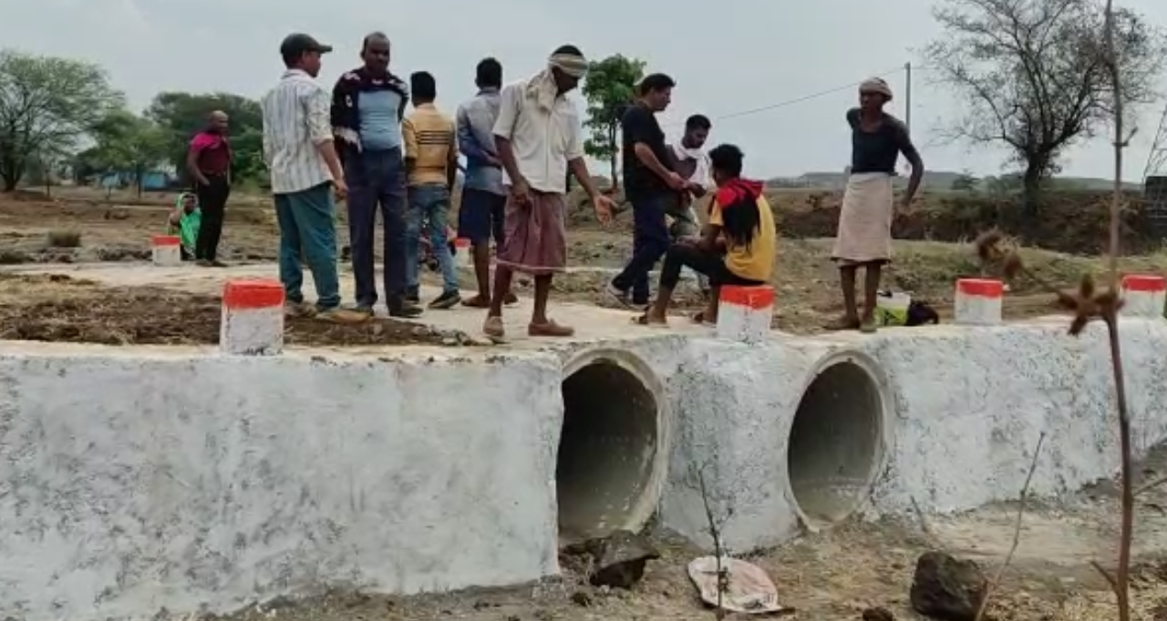  भ्रष्टाचार की भेंट चढ़ी रोजगार गारंटी की  पुलिया