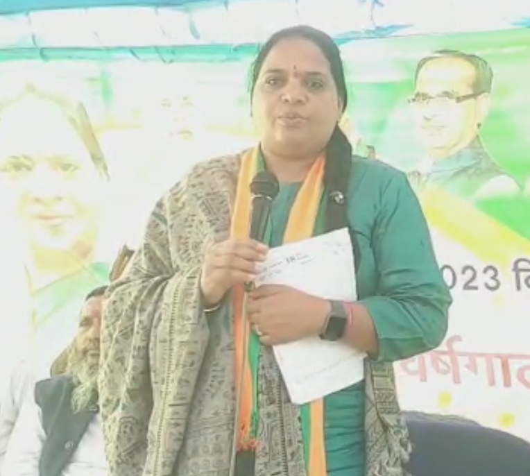 कमलनाथ महिलाओं को दे रहे  हैं  लॉलीपॉप