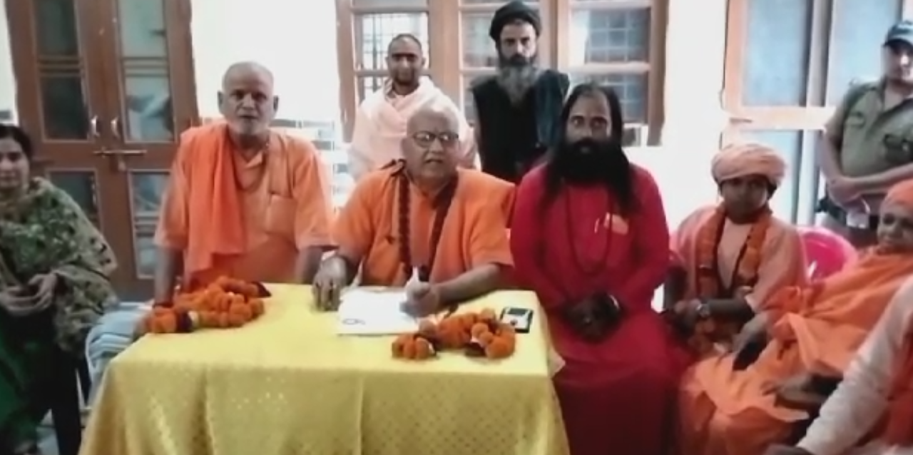 धार्मिक स्थल पर छोटे वस्त्र पहनकर आने पर पाबंदी