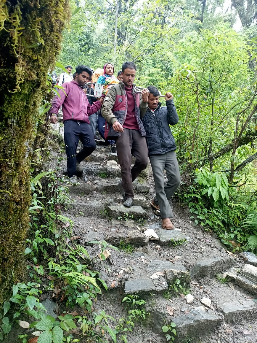 मुनस्यारी में सड़क का नामोनिशान नहीं