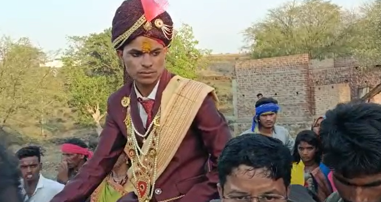 पुलिस की मौजूदगी में दबंगों ने किया पथराव