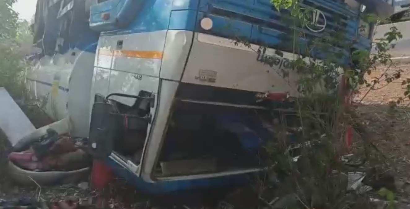 डीजल से भरा टैंकर अनियंत्रित होकर  पलटा