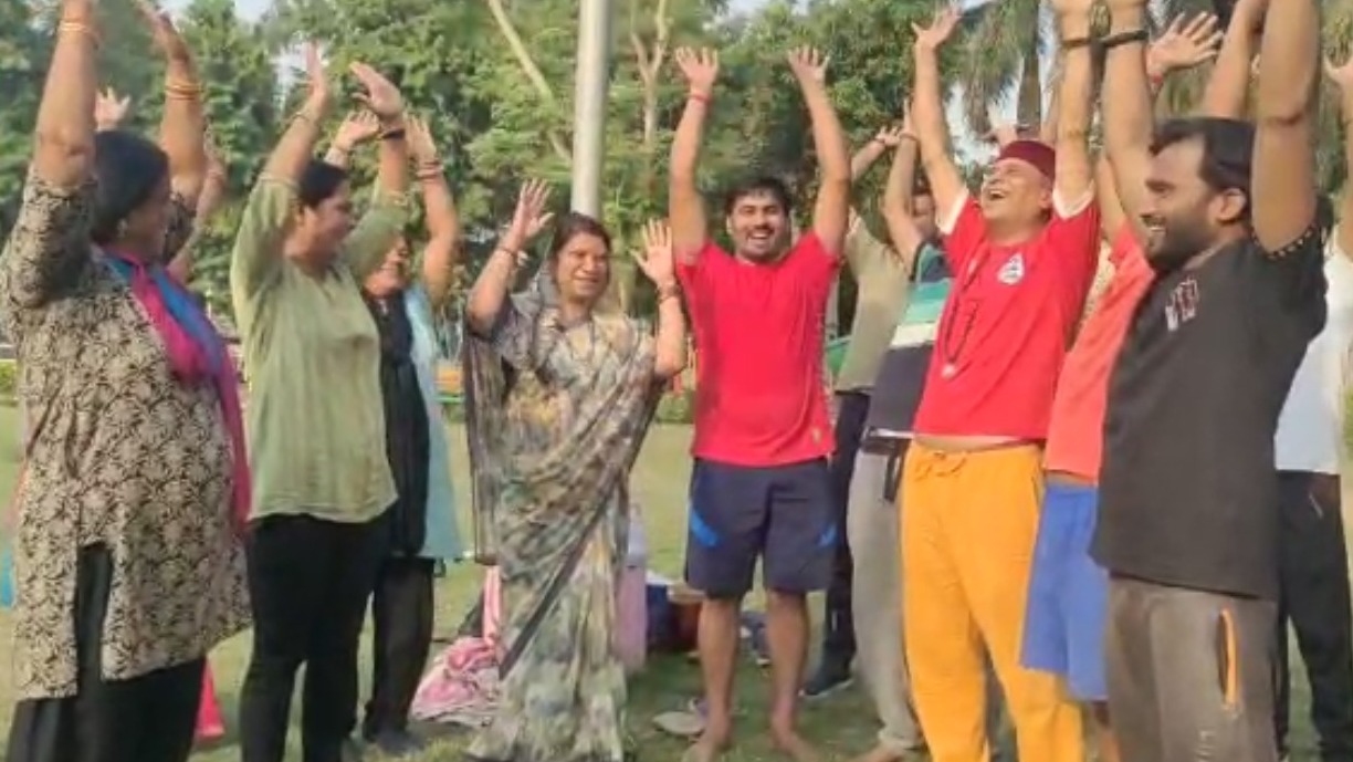 सभी को करना  चाहिए  हास्य योग