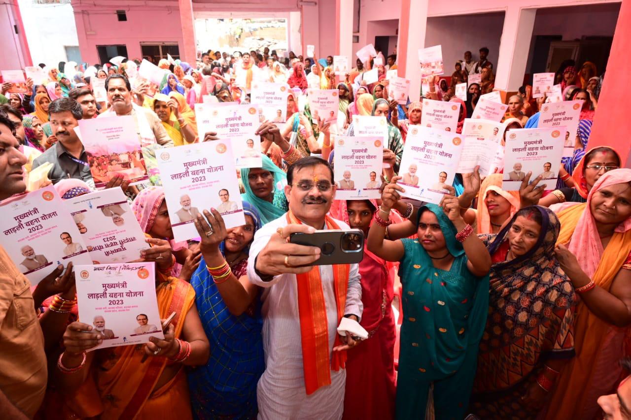 वीडी ने मुस्लिम बहना रूबिना को स्वीकृति पत्र दिया