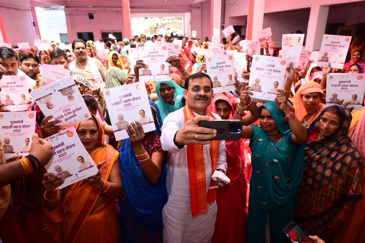 वीडी ने मुस्लिम बहना रूबिना को स्वीकृति पत्र दिया