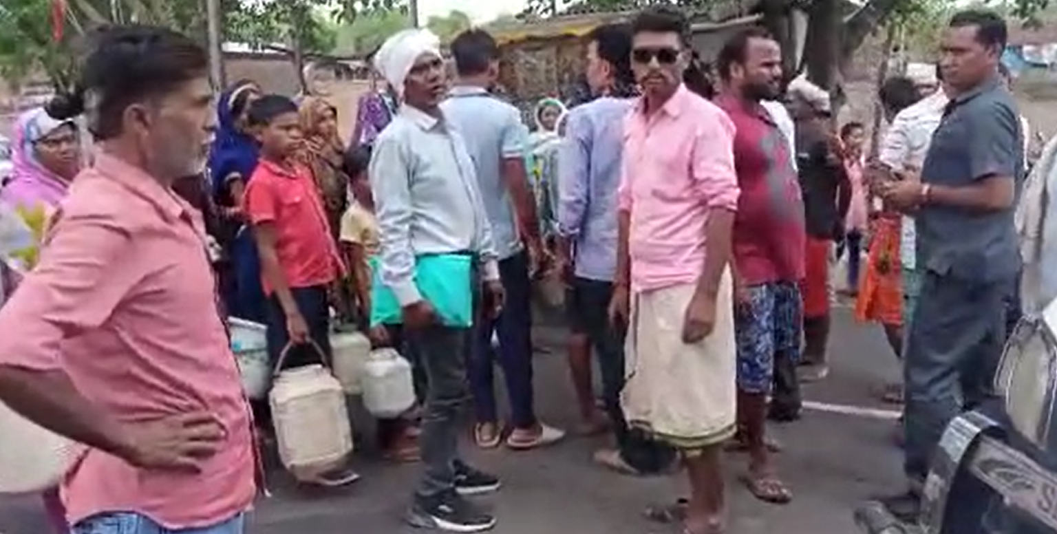 बूंद बूंद पानी के लिए परेशान ग्रामीण