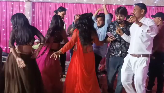  प्रभारी प्रधानाध्यापक कर रहा था अश्लील डांस