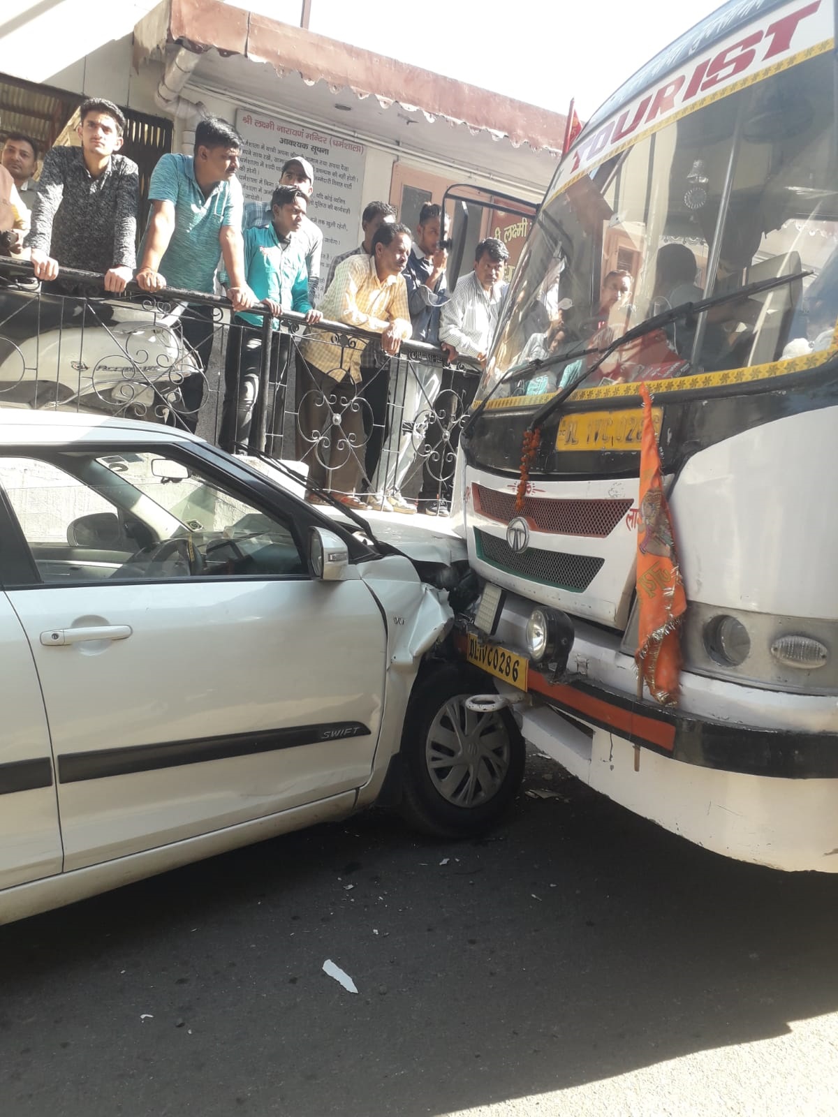 अनियंत्रित होकर कार से टकराई बस