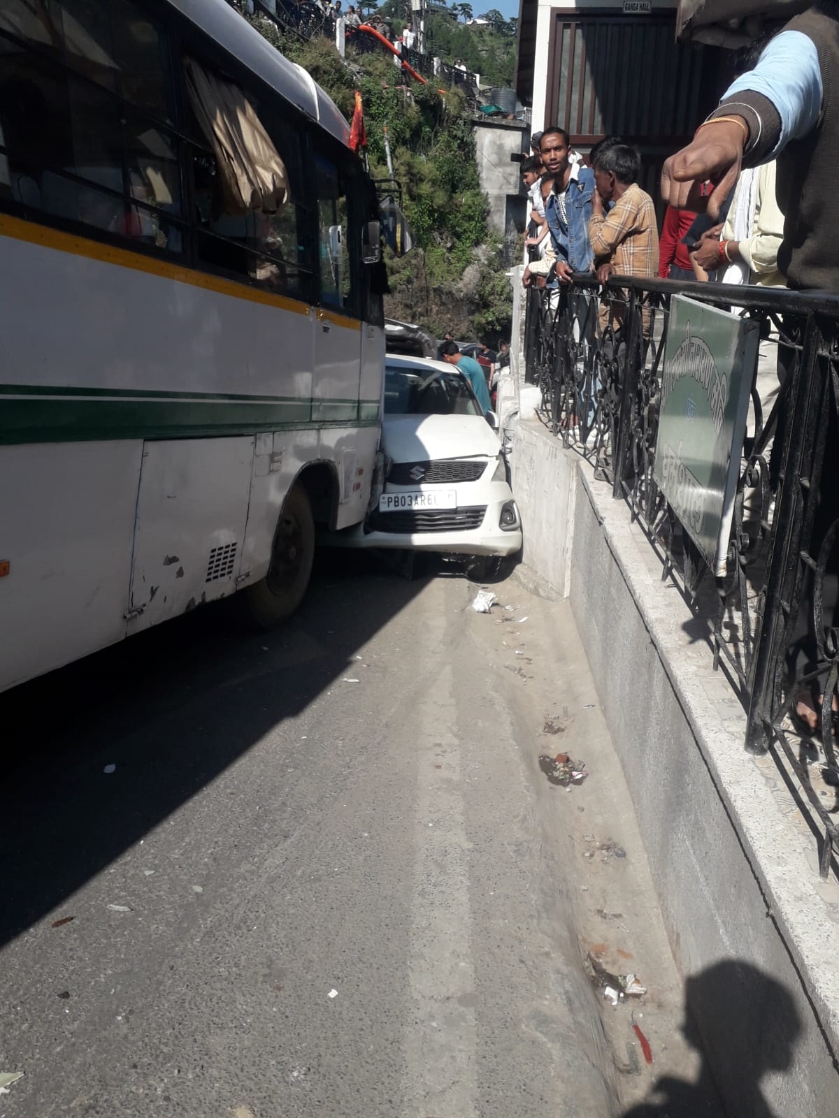 अनियंत्रित होकर कार से टकराई बस