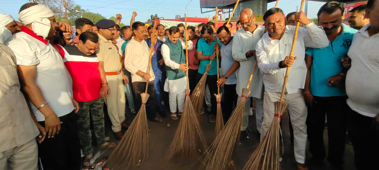 गृह मंत्री नरोत्तम मिश्रा ने लगाई झाड़ू