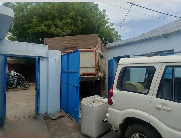 आप नेता संदीप शाह के ट्रक का कोहराम