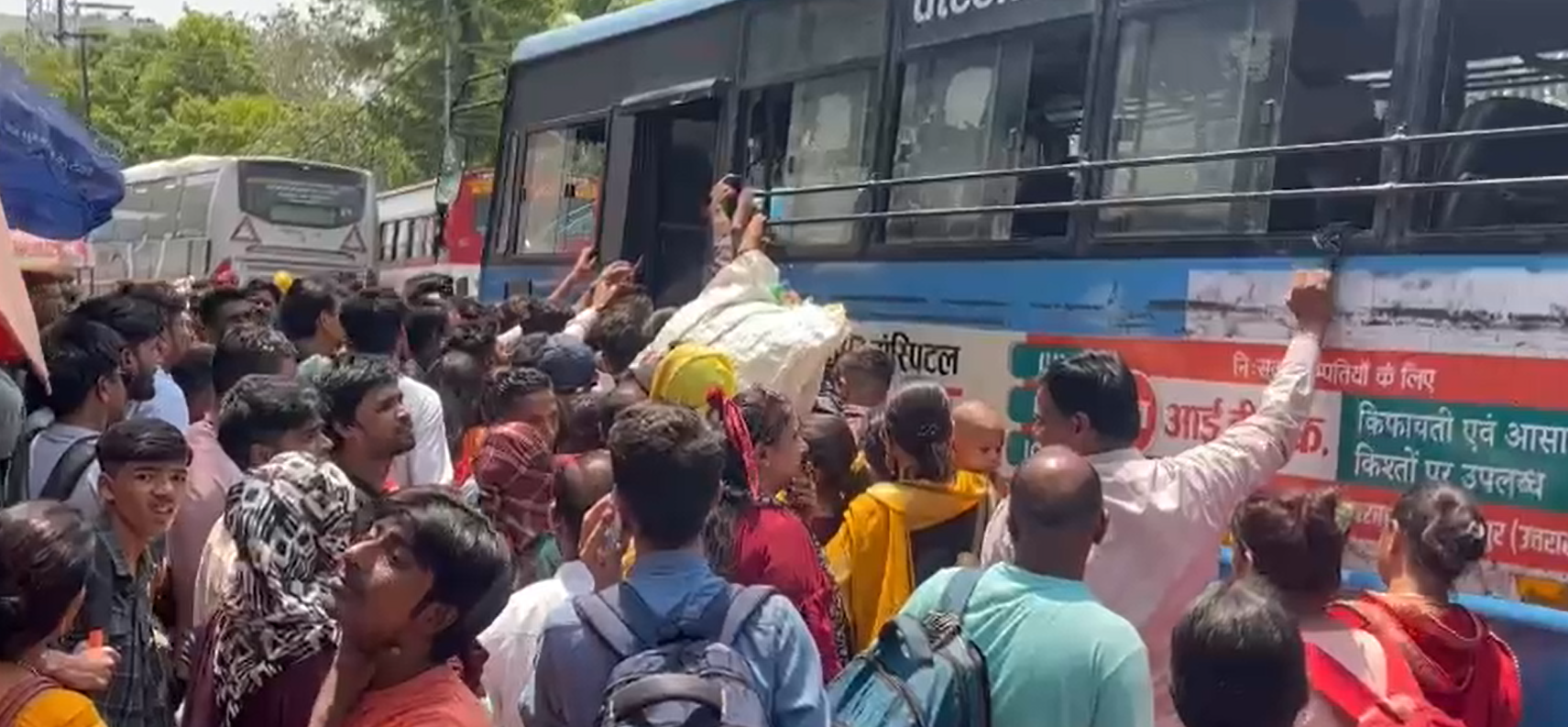 गर्मियों की छुट्टियां मनाने पहाड़ों की ओर  लोग