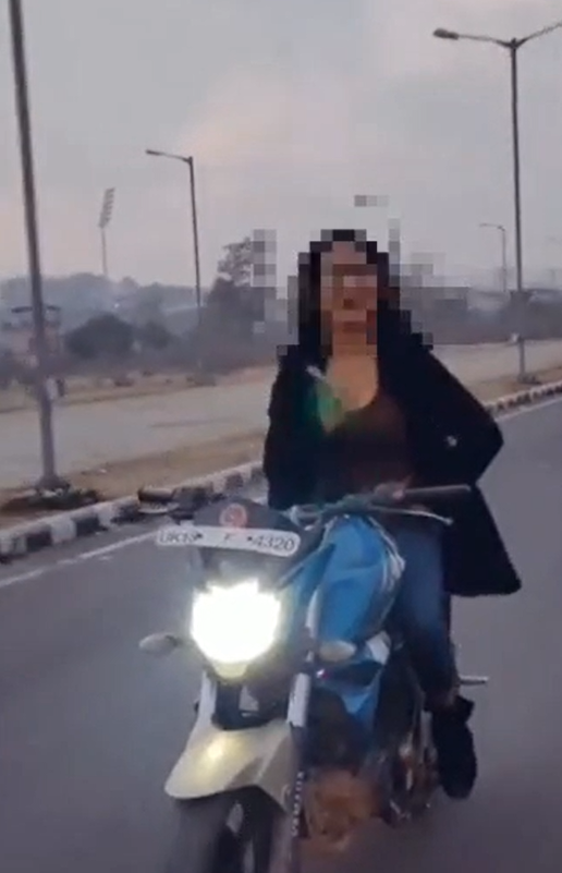 मोटरसाइकिल पर हाथ छोड़कर रील बनाना पड़ा भारी