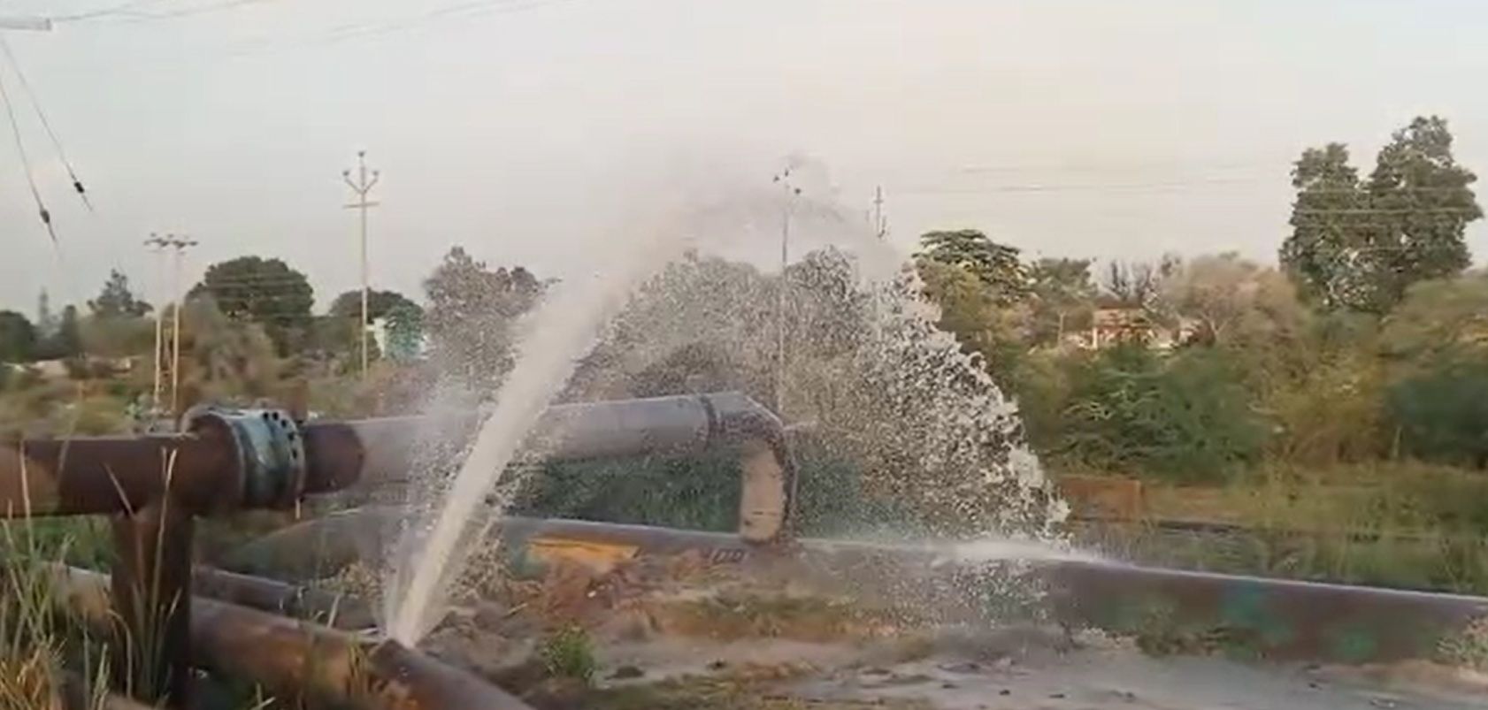 NTPC का ऐश पाईप फटा गांव में फैली गंदगी