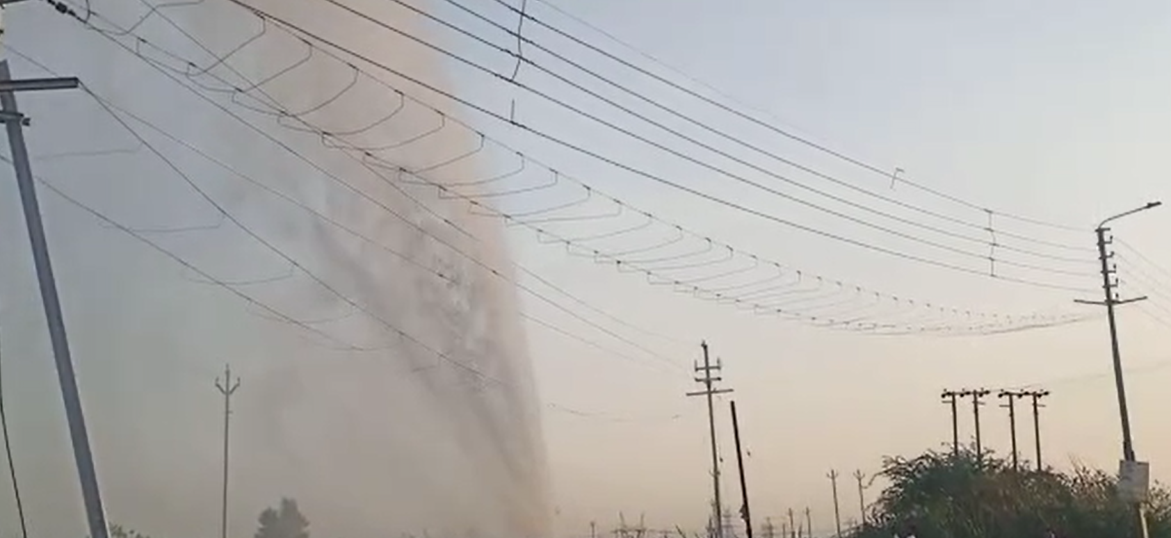 NTPC का ऐश पाईप फटा गांव में फैली गंदगी