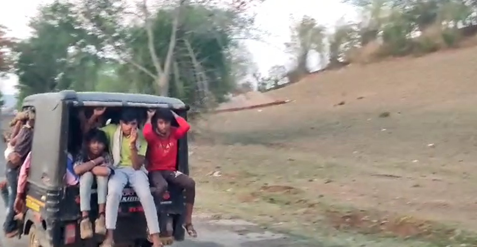 वाहन चालक कर रहे यात्रियों की जान से खिलवाड़