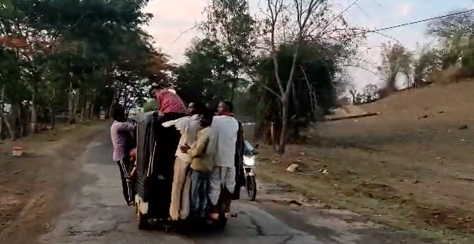 वाहन चालक कर रहे यात्रियों की जान से खिलवाड़
