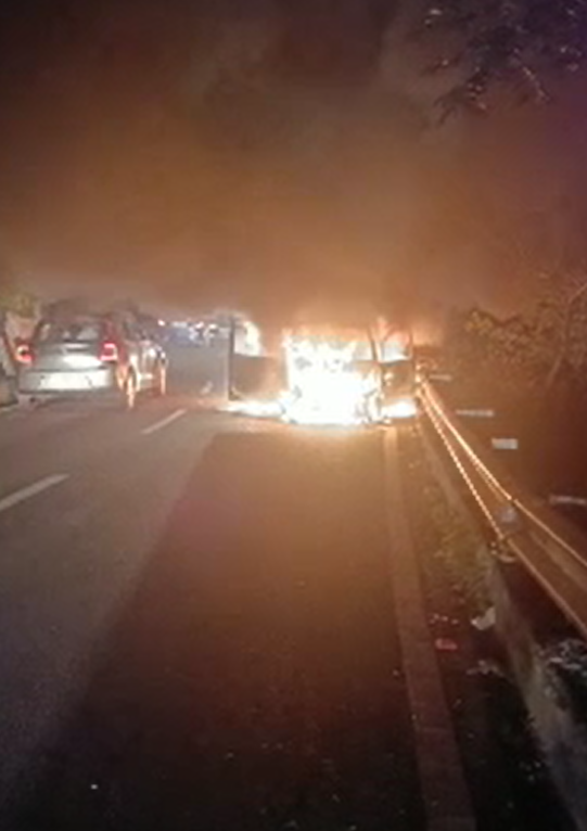 चलती कार में अचानक लगी आग