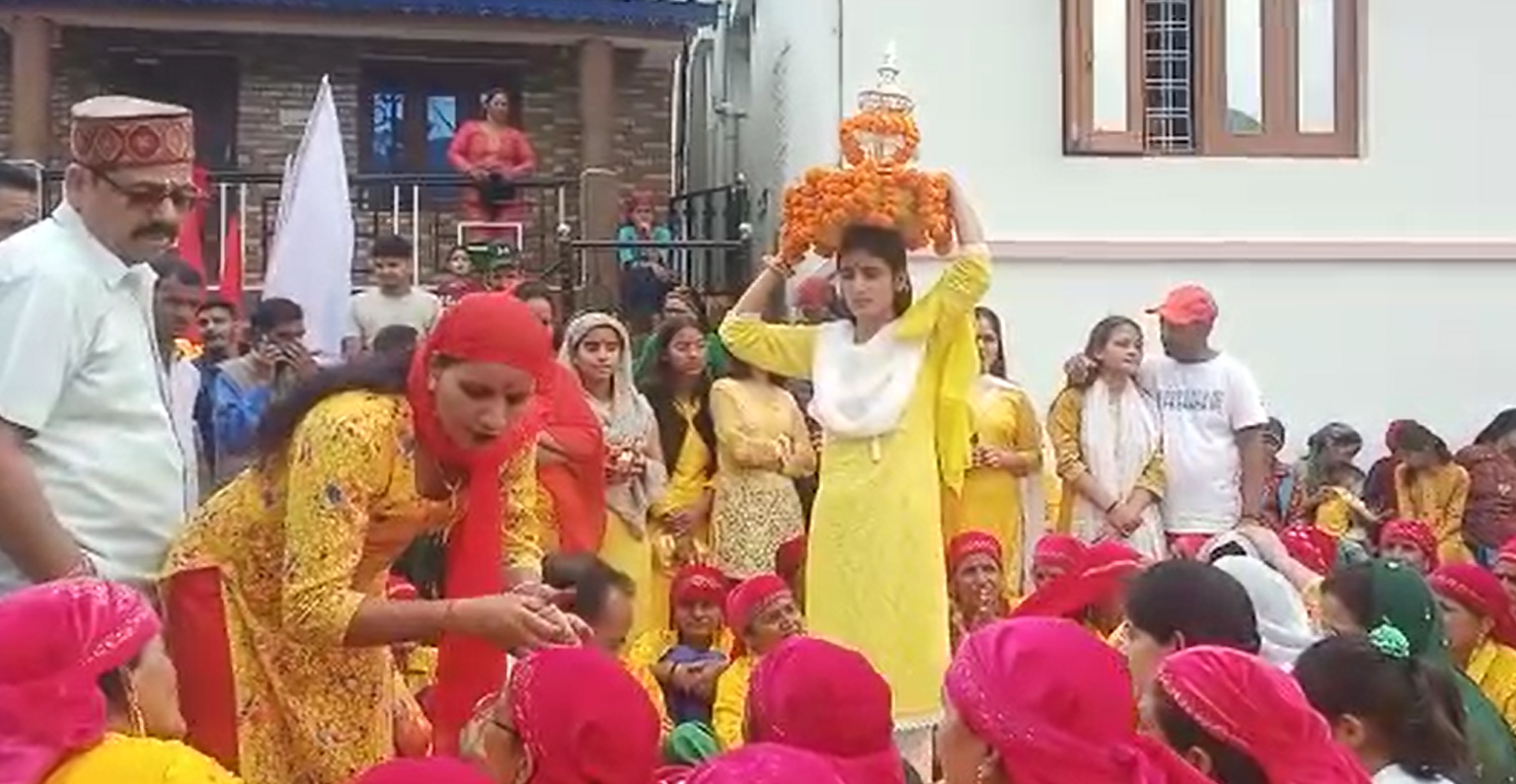 महासू देवता के मंदिर में बेटियों ने चढ़ाया छत्र