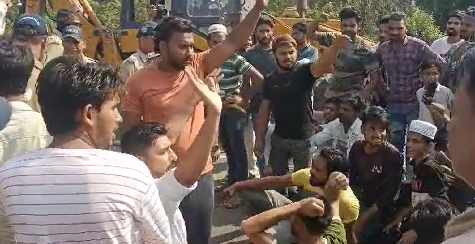 मजार हटाने पर भड़के मुस्लिम युवक