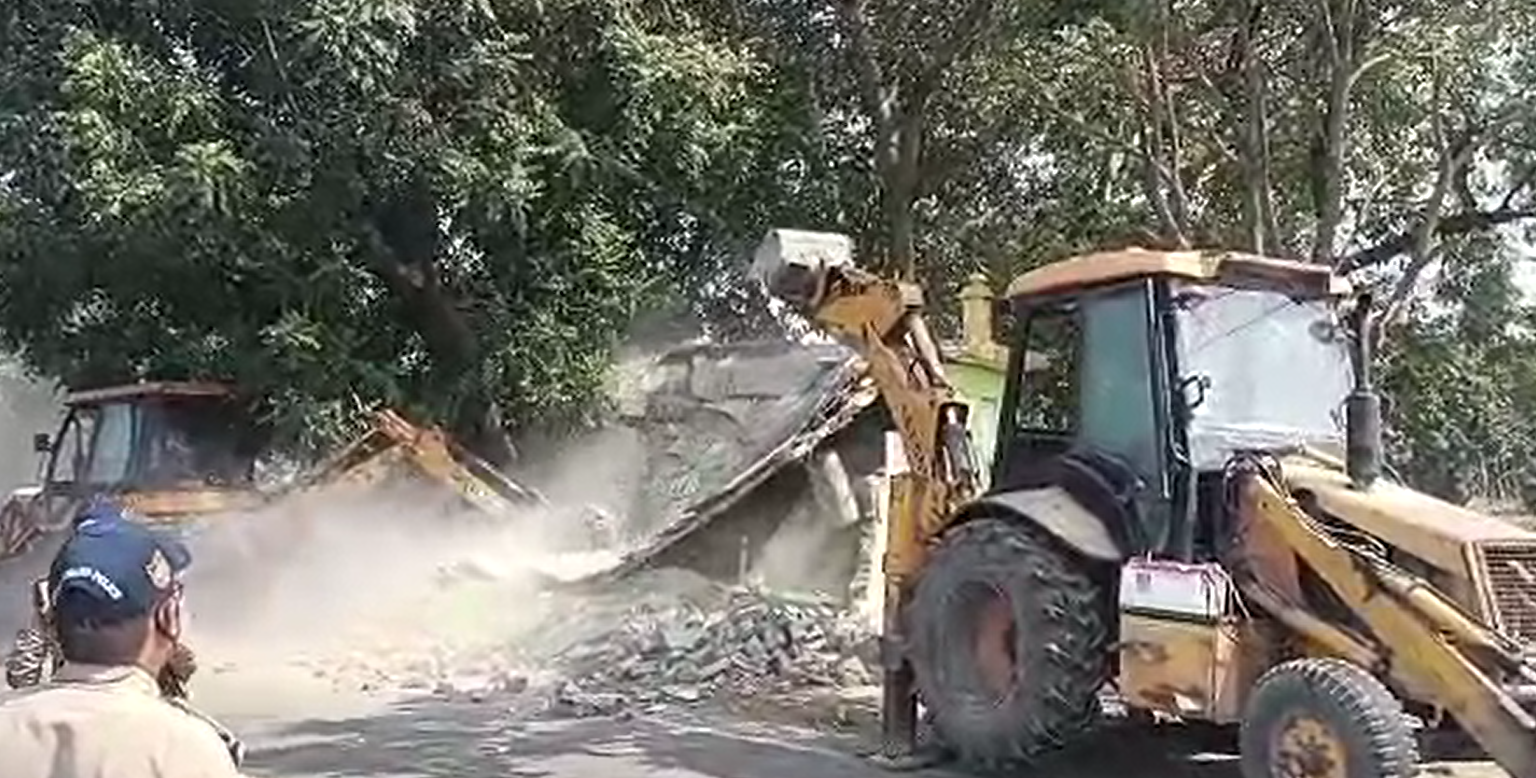 मजार हटाने पर भड़के मुस्लिम युवक