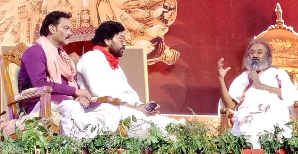 देश में अशांति फैले तो माला की जगह हाथ में भाला लेने से परहेज न करें साधू: स्वामी राम भद्राचार्य जी