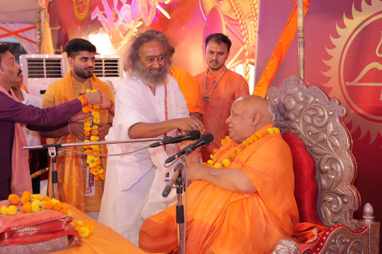 देश में अशांति फैले तो माला की जगह हाथ में भाला लेने से परहेज न करें साधू: स्वामी राम भद्राचार्य जी