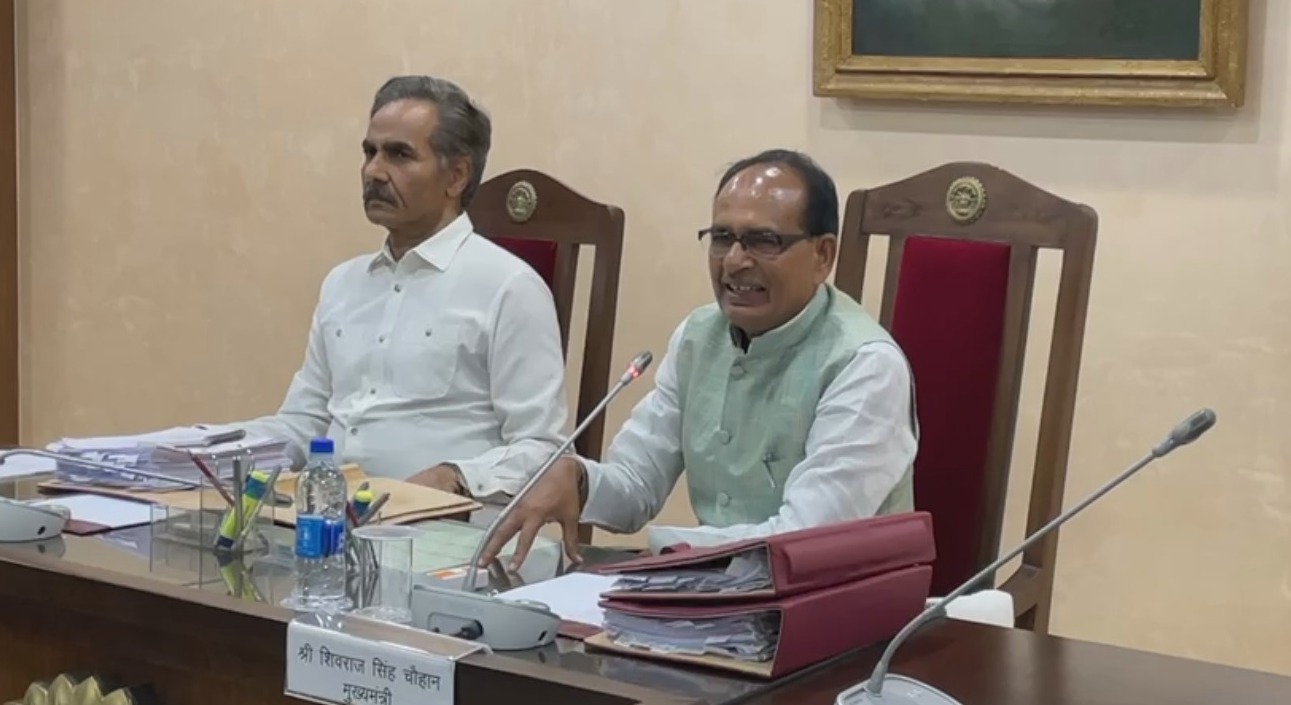 शिवराज दे रहे हैं भांजों को भी स्कूटी