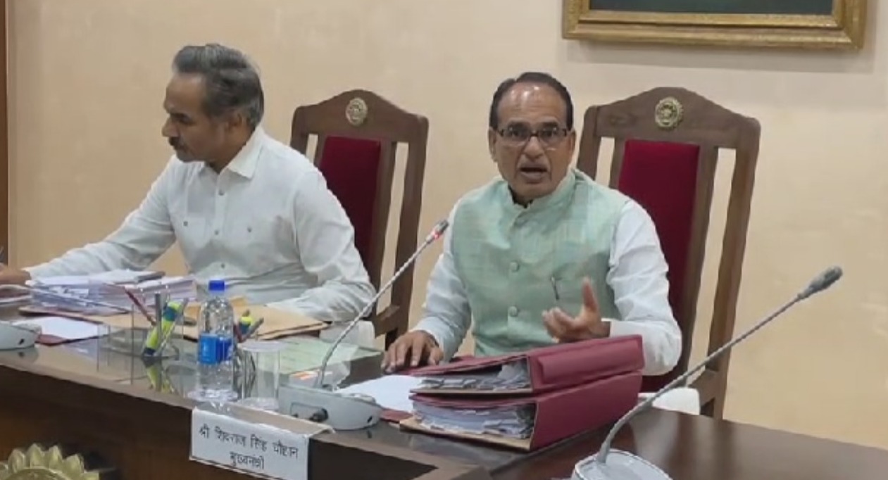 शिवराज ने डाले फसल बीमा के पैसे किसानों के खाते में