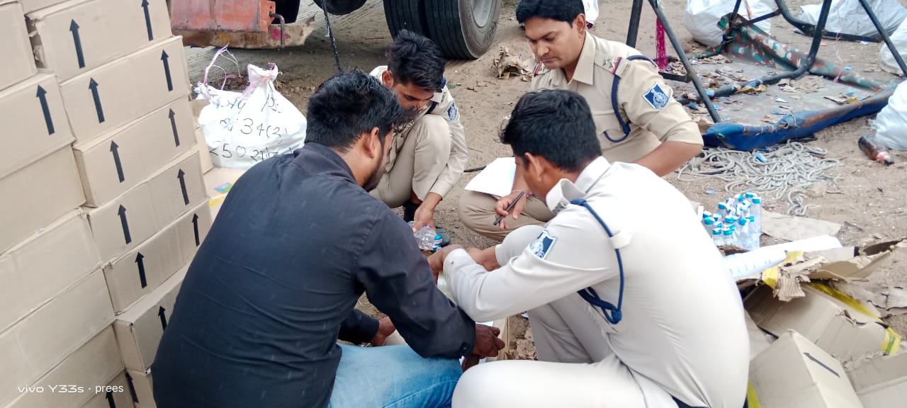 खातेगांव में 1183 पेटी देसी शराब जप्त  