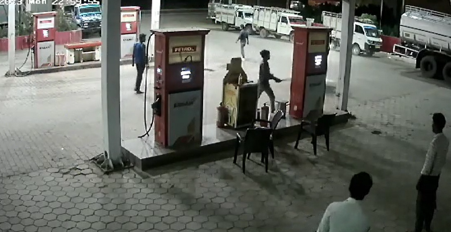 पेट्रोल पंप पर असामाजिक तत्वों ने की तोड़फोड़