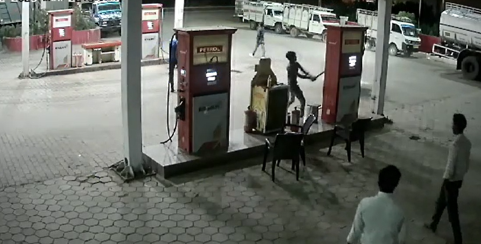 पेट्रोल पंप पर असामाजिक तत्वों ने की तोड़फोड़