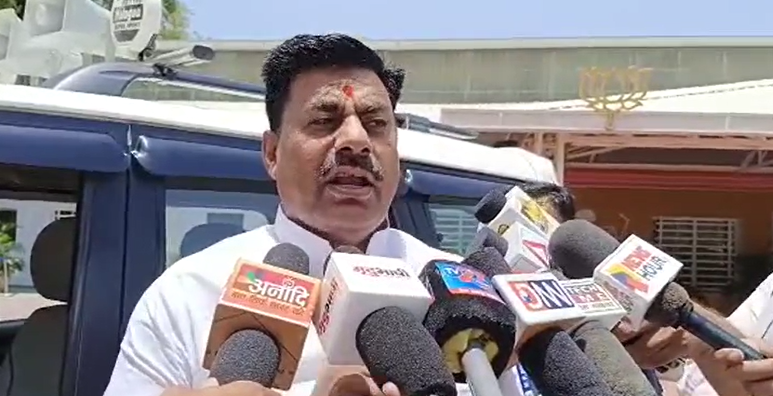 दमोह  स्कूल पर प्रशासन ने चलाया बुलडोजर