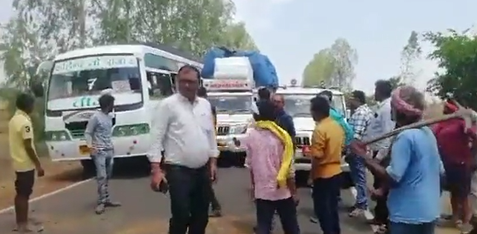 प्रशासन के खिलाफ मजदूरों ने किया प्रदर्शन