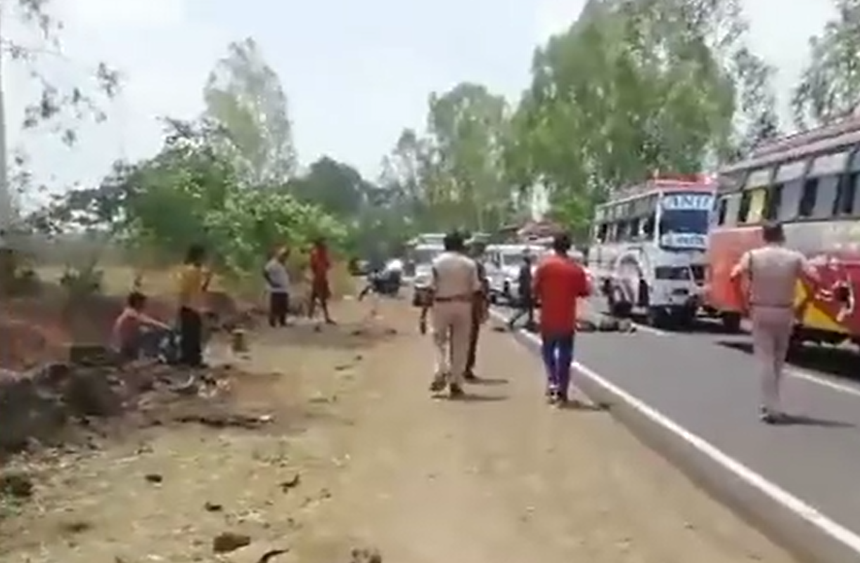 प्रशासन के खिलाफ मजदूरों ने किया प्रदर्शन