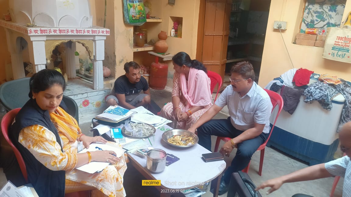 रीठी सहकारी समिति प्रबंधक के घर पड़ा छापा