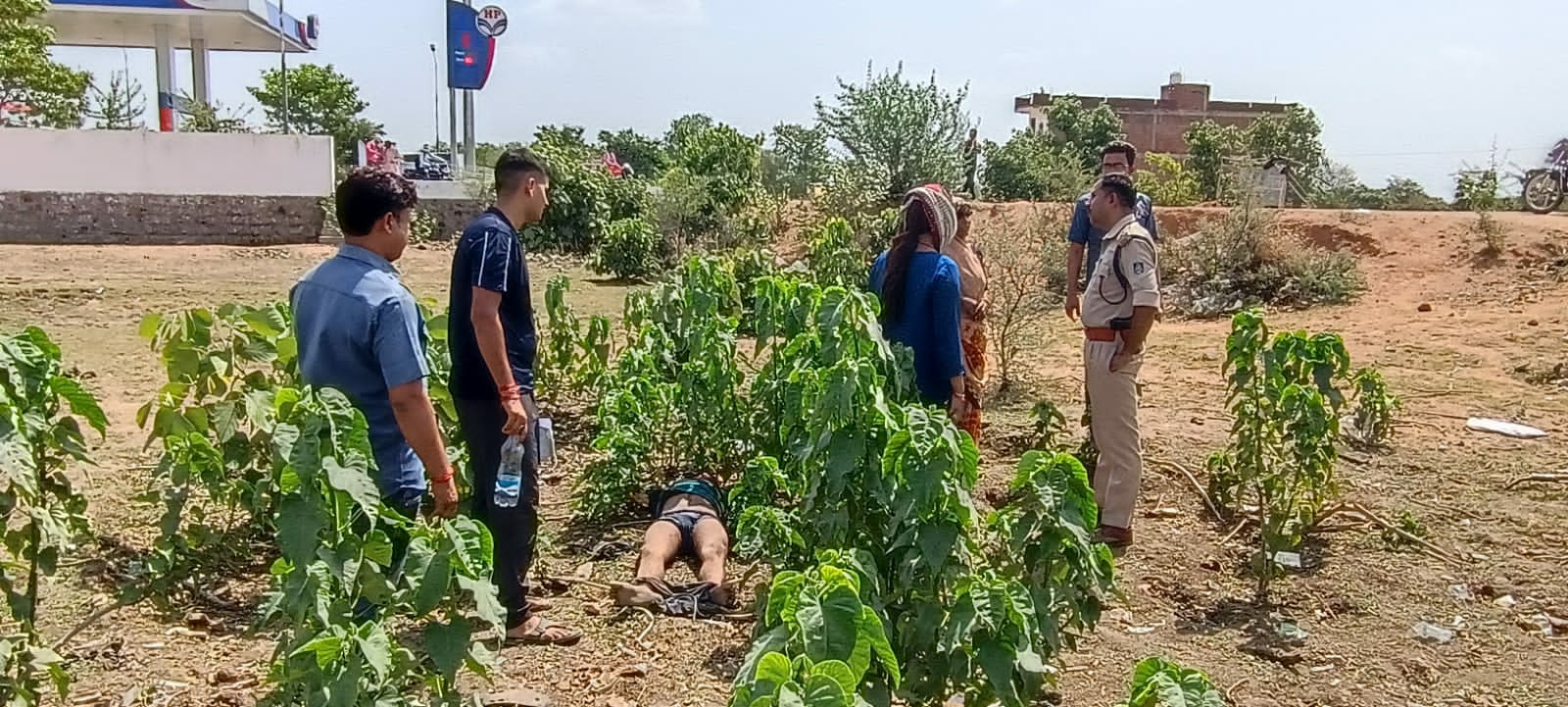 युवक का शव झाड़ियों में मिला