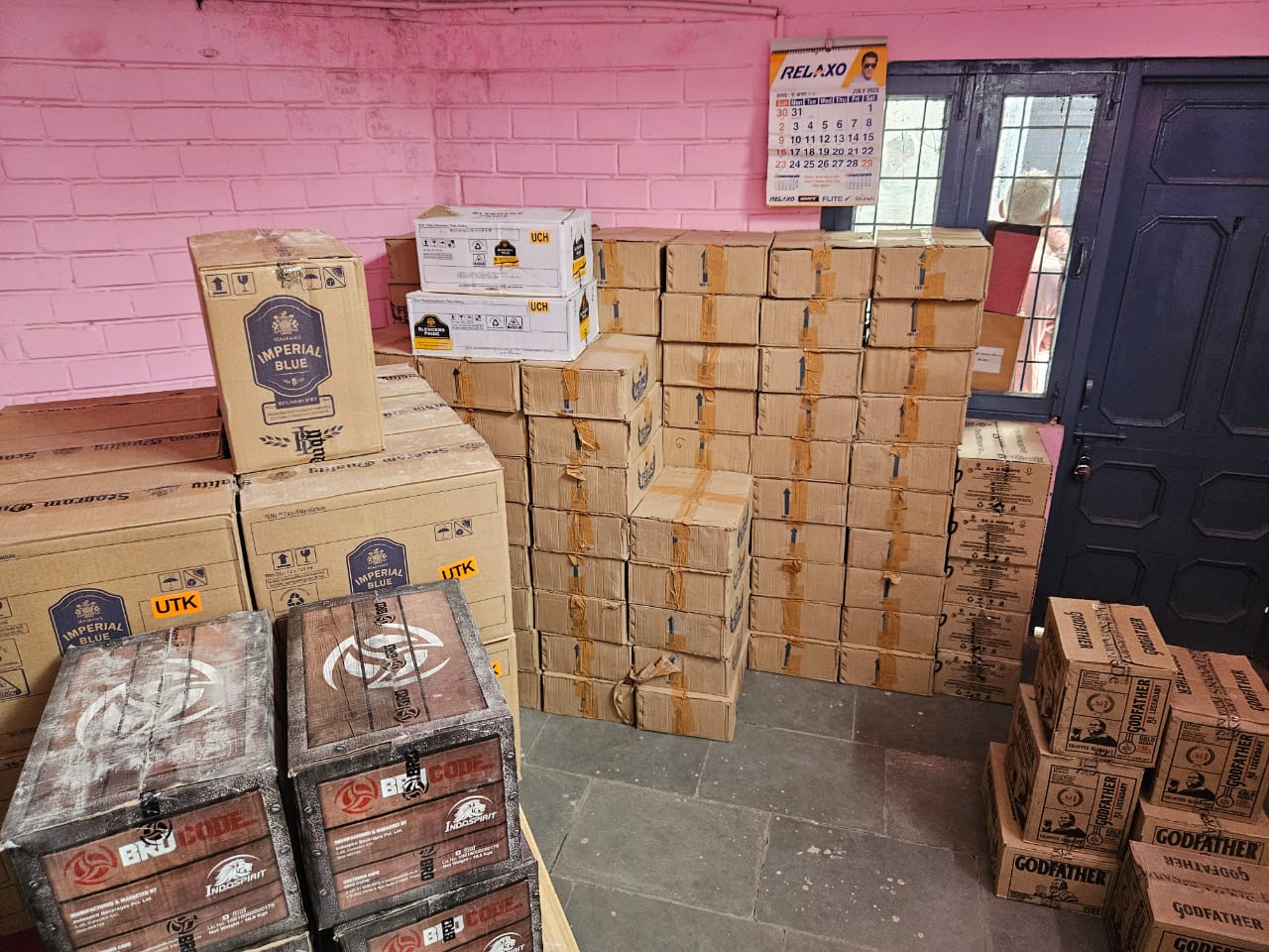 अवैध शराब भण्डार पर पुलिस की कार्रवाई