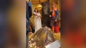 केदारनाथ धाम के गर्भगृह में महिला ने उड़ाए नोट