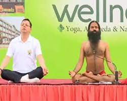 सीएम धामी ने बाबा रामदेव के साथ किया योग