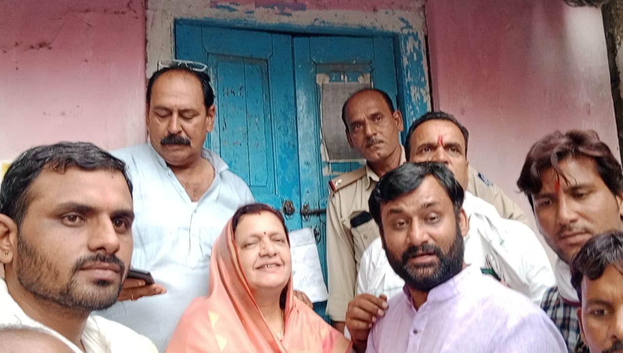 सहकारी संस्था के खिलाफ कांग्रेस की नारेबाजी