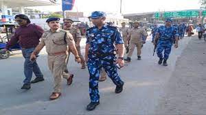 रैपिड एक्शन फोर्स के साथ पुलिस का फ्लैग मार्च