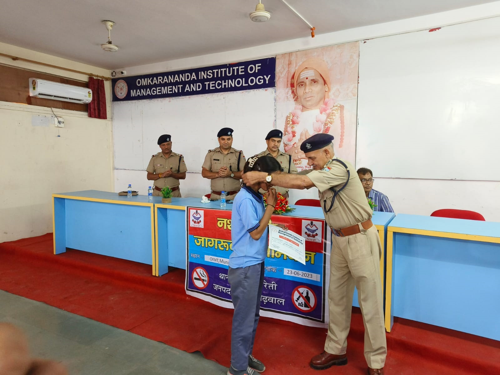 पुलिस कर रही है युवाओं को जागरूक