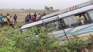 बारातियों से भरी यात्री बस अनियंत्रित पलटी